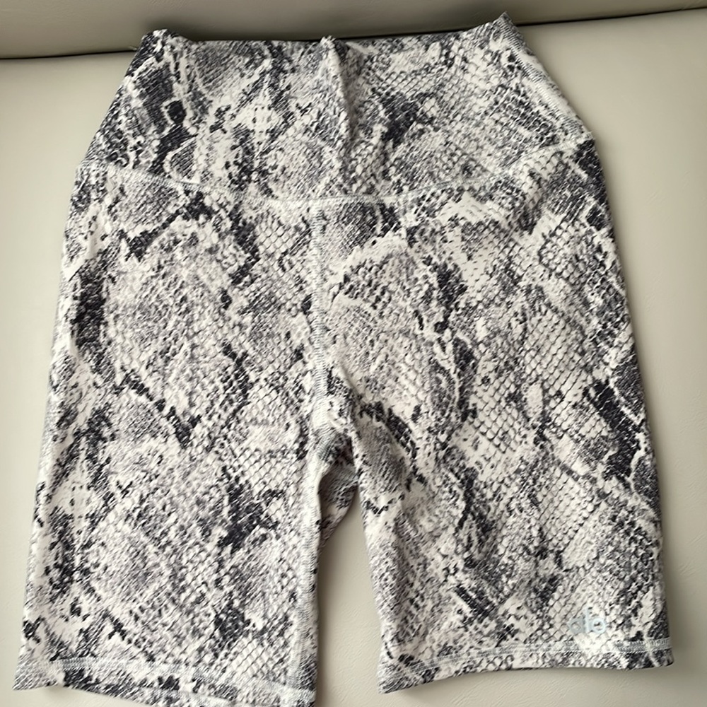 ✴️ NWOT NEW WITHOUT TAG ALO YOGA SNAKE SKIN ANIMAL PRINT BIKE SHORTS EXTRA SMALL